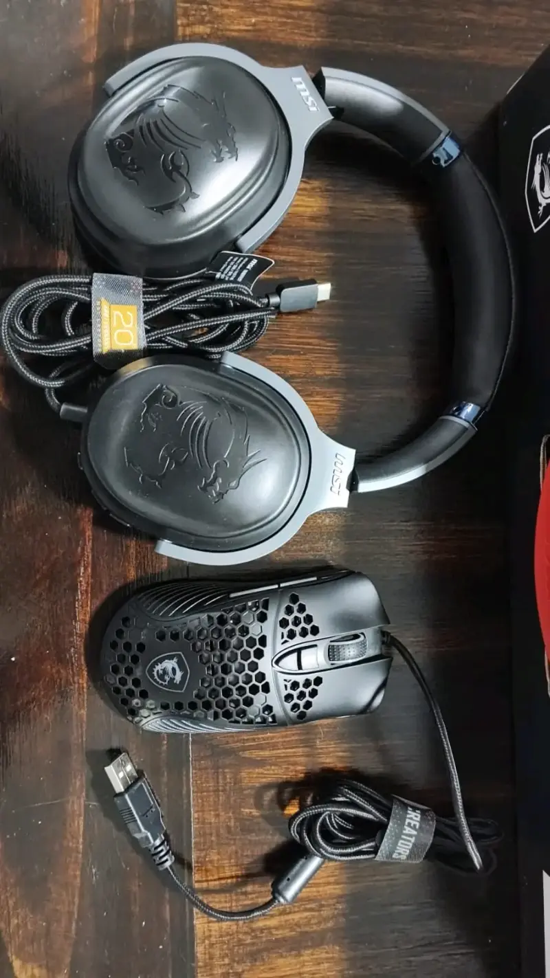 Computador portátil MSI con accesorios - 3