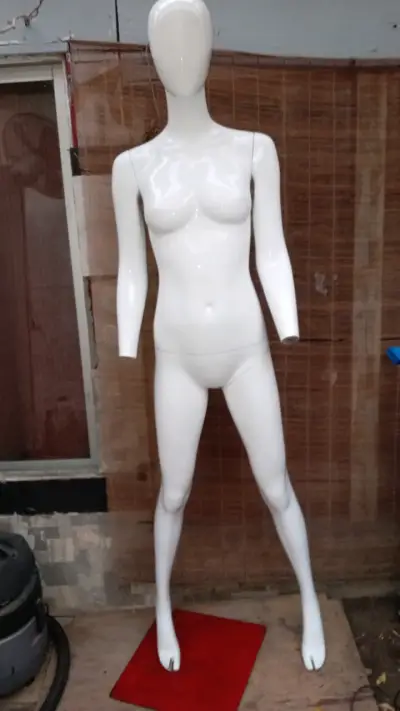 Maniquí blanco femenino - miniatura 1