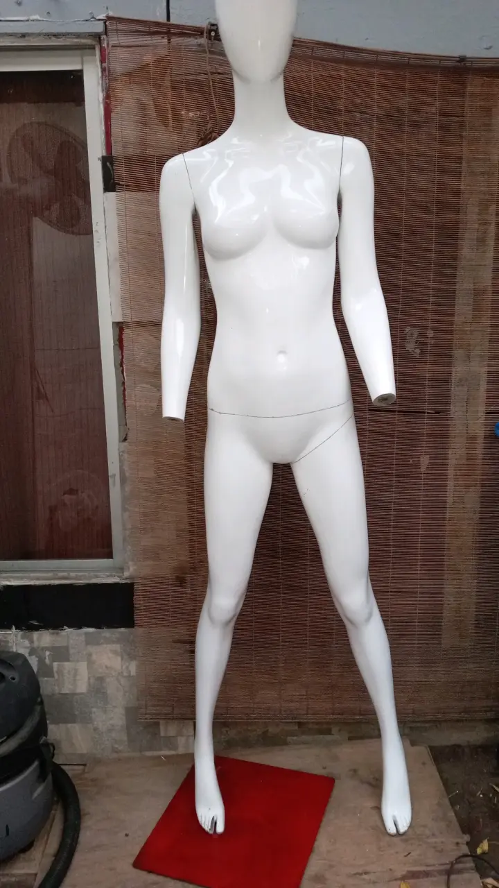 Maniquí blanco femenino - 2