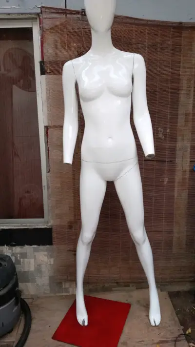 Maniquí blanco femenino - miniatura 2