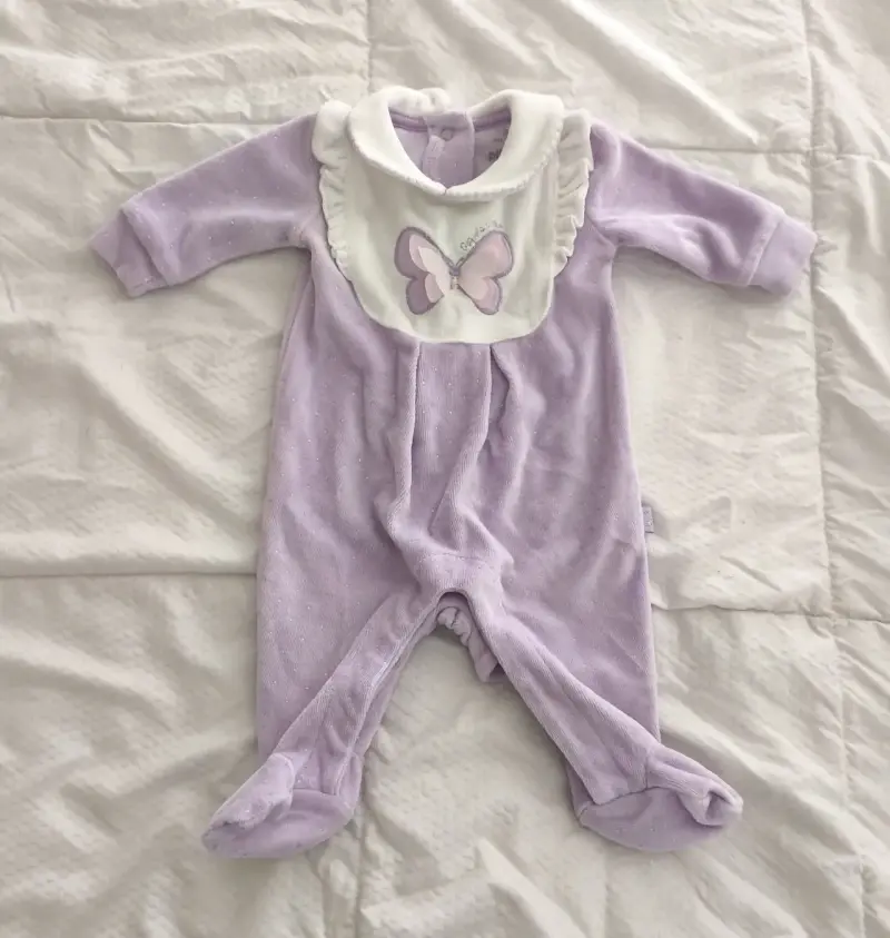Pijama para bebé morado con mariposa
