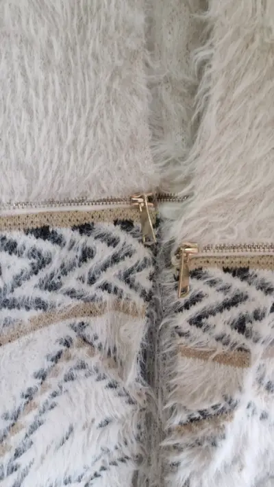 Abrigo de lana grueso beige con patrón geométrico - miniatura 3