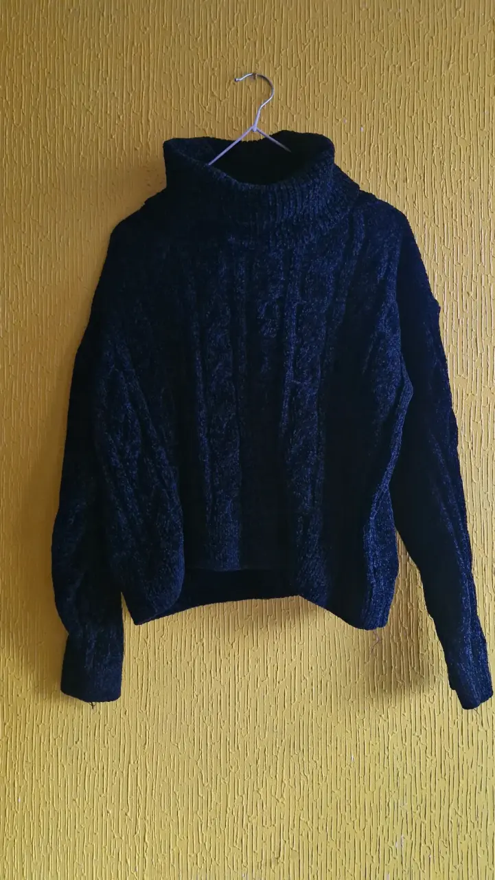 Suéter negro cuello alto
