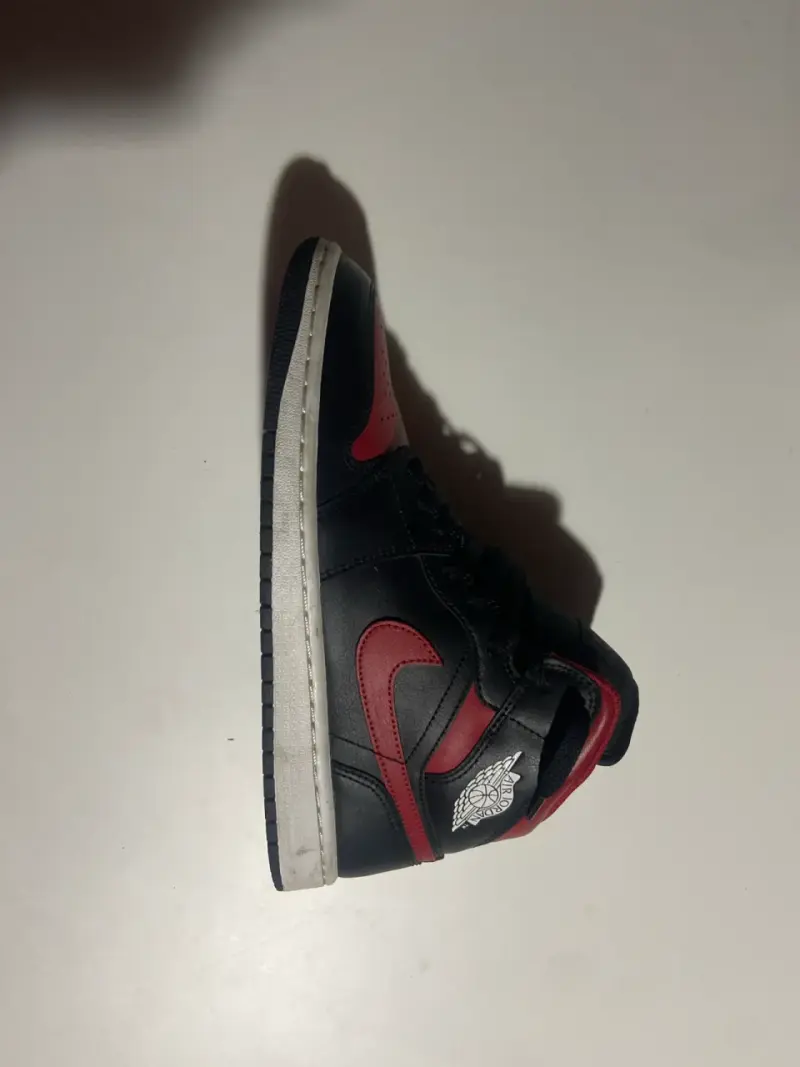 Zapatillas negras y rojas de caña alta - 1