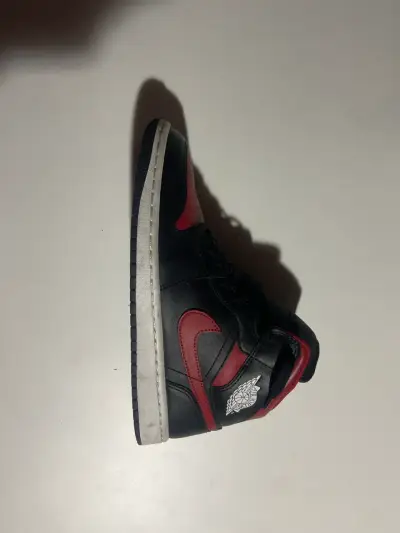Zapatillas negras y rojas de caña alta - miniatura 1