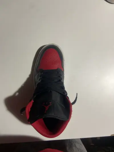 Zapatillas negras y rojas de caña alta - miniatura 2