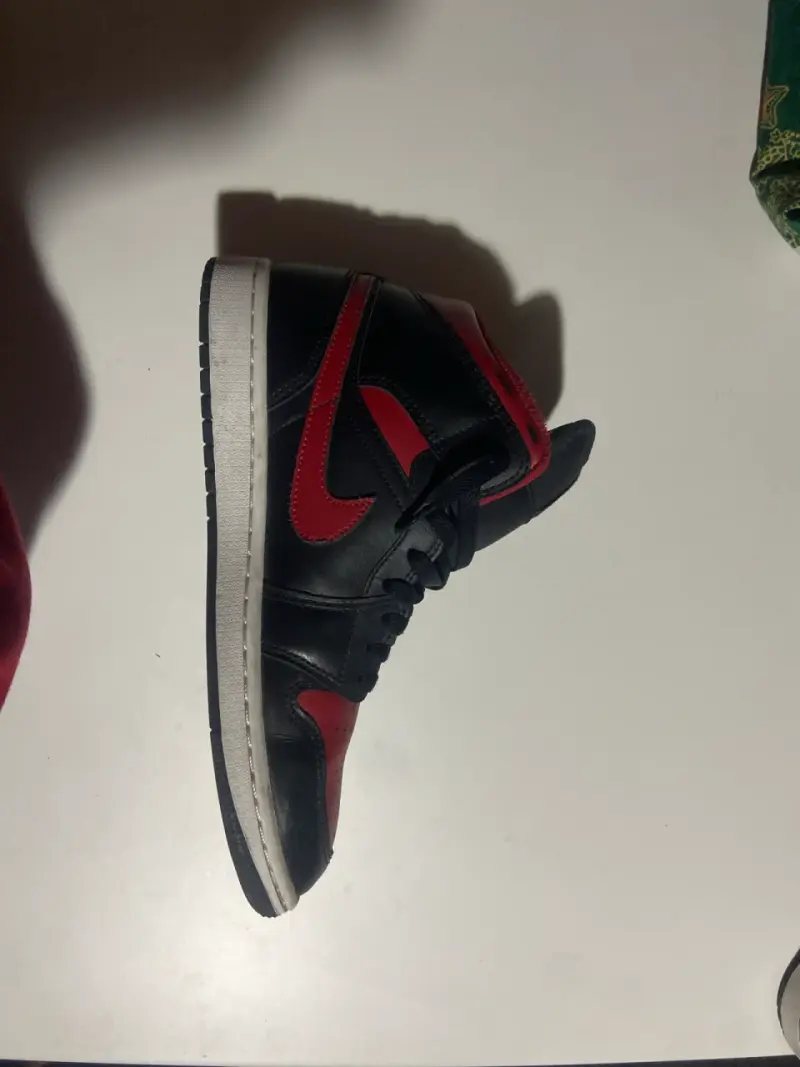 Zapatillas negras y rojas de caña alta - 3