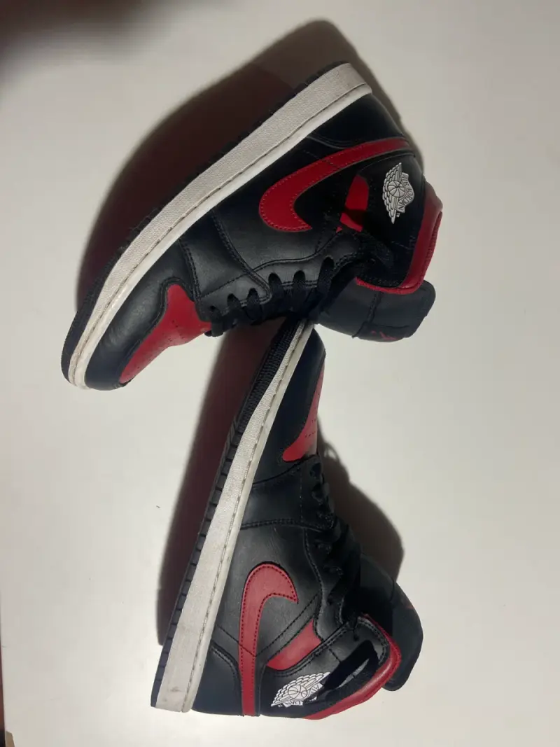 Zapatillas negras y rojas de caña alta - 4