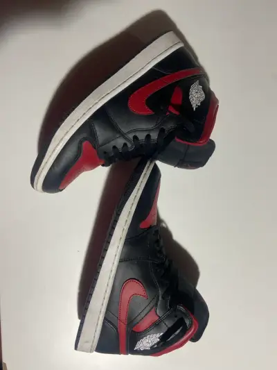 Zapatillas negras y rojas de caña alta - miniatura 4