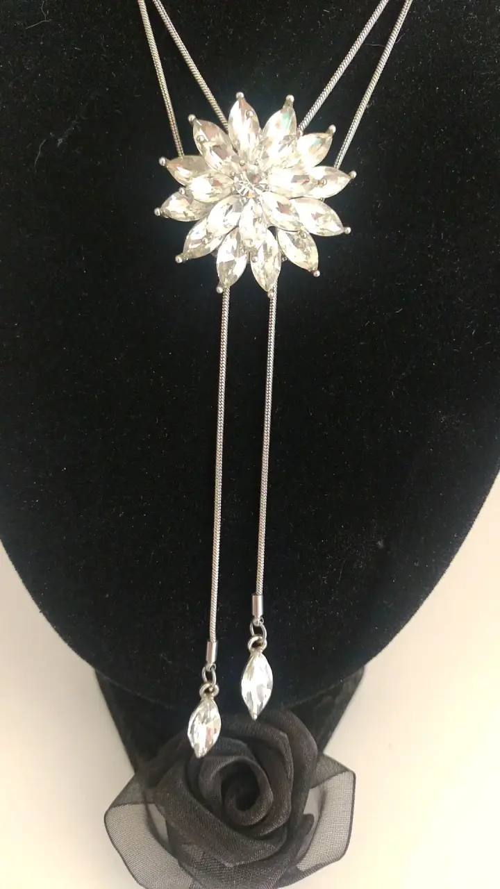 Collar estilo floral con cristales - 1
