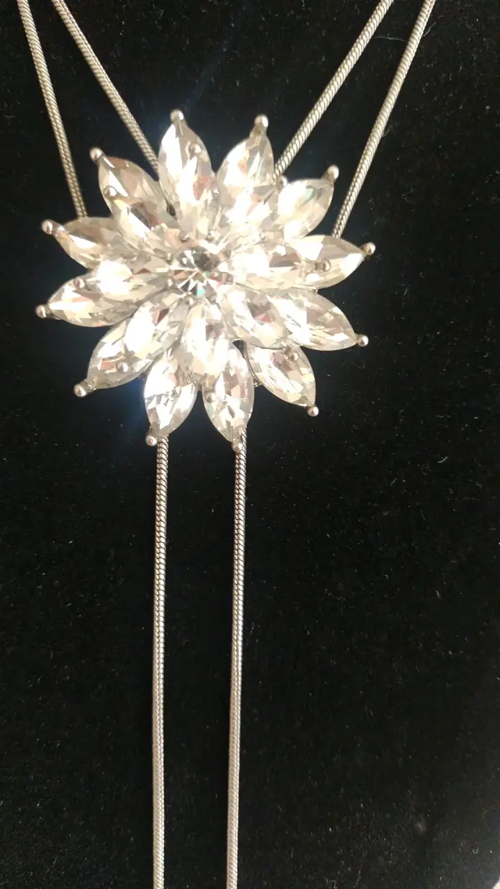 Collar estilo floral con cristales - 2