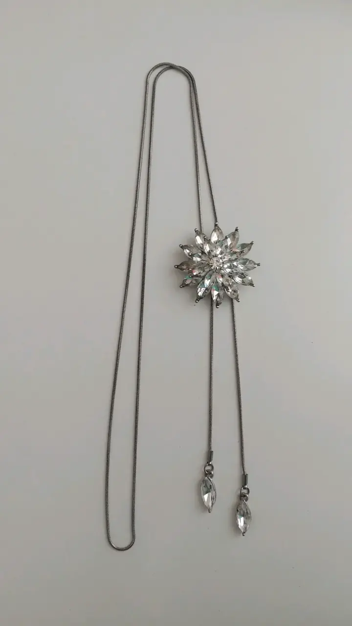 Collar estilo floral con cristales - 3