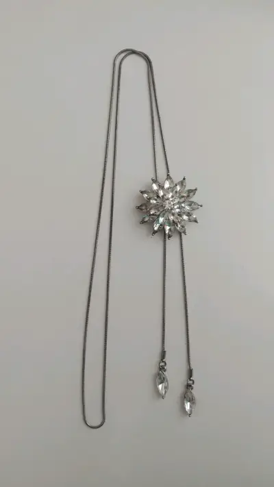Collar estilo floral con cristales - miniatura 3