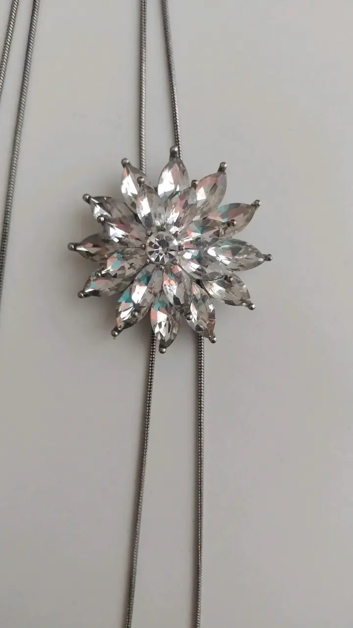 Collar estilo floral con cristales - 4
