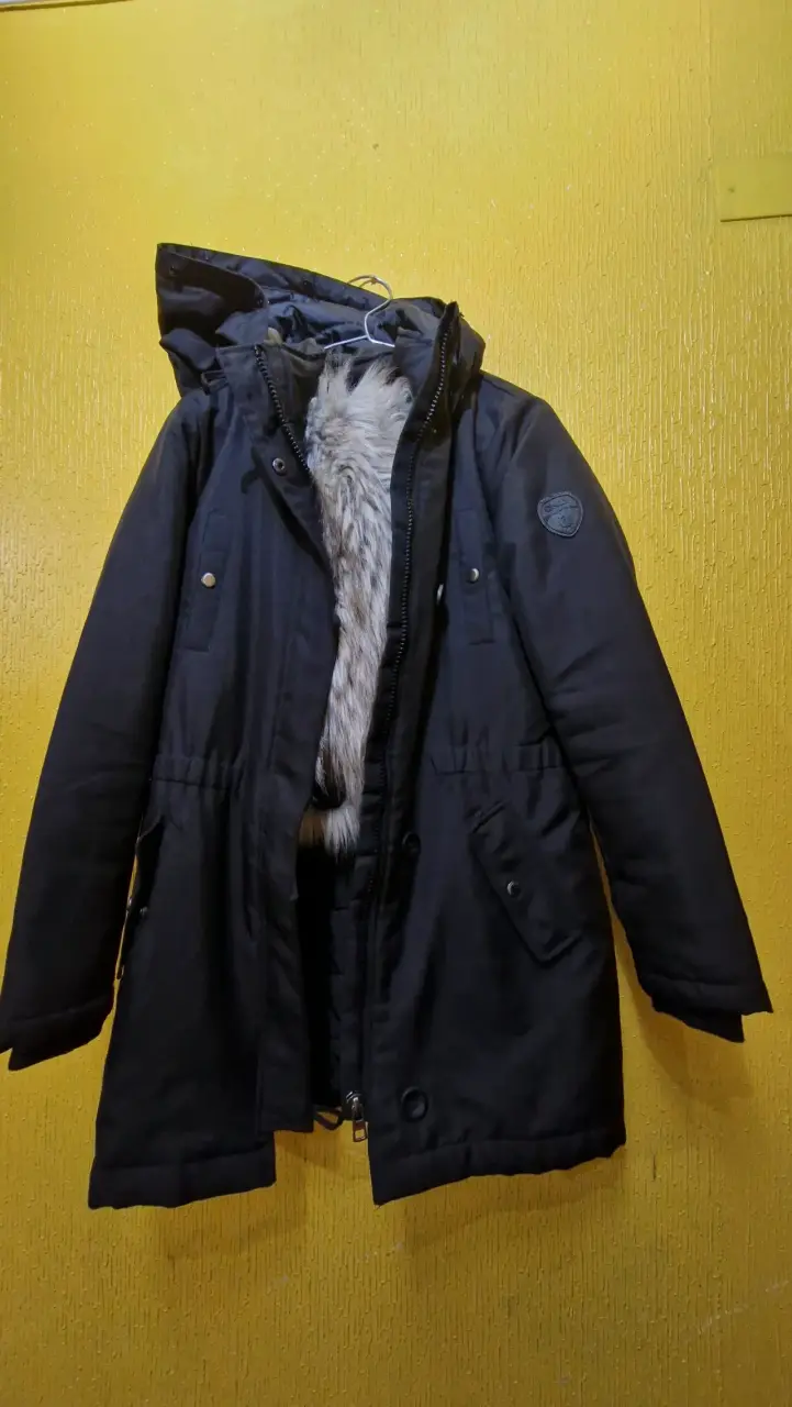 Parka negra gruesa con capucha peluda desmontable - 1