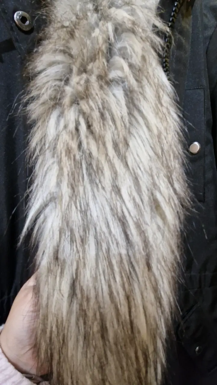 Parka negra gruesa con capucha peluda desmontable - 2