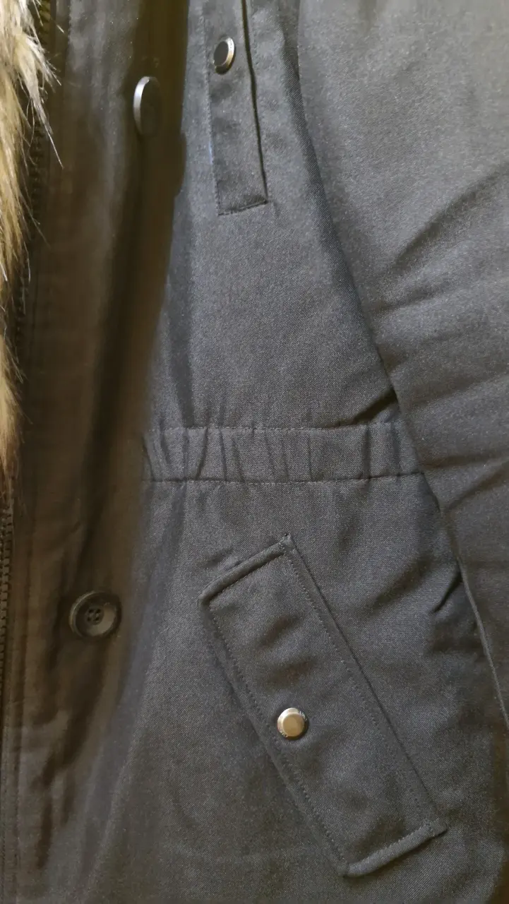 Parka negra gruesa con capucha peluda desmontable - 3