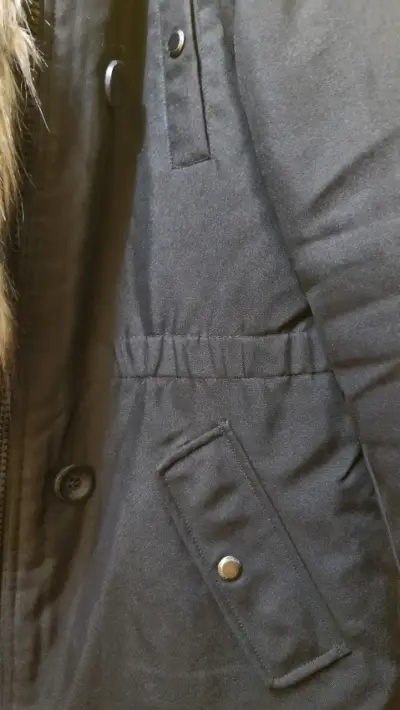Parka negra gruesa con capucha peluda desmontable - miniatura 3