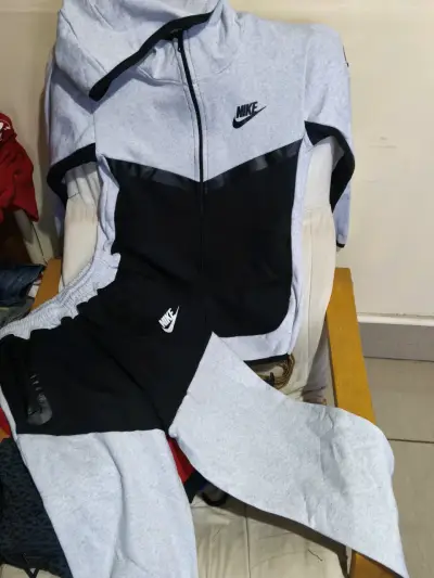 Conjunto deportivo Nike gris y negro - miniatura 1