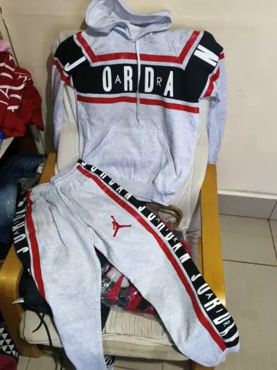 Conjunto deportivo Nike gris y negro - miniatura 4