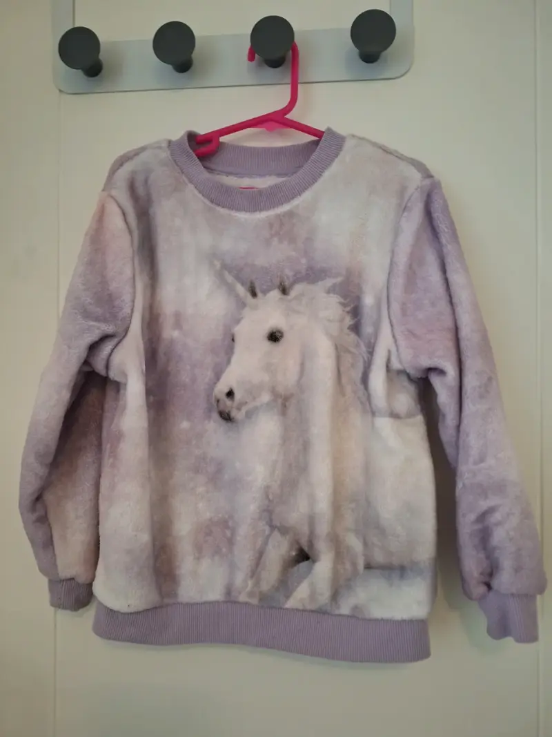 Suéter de unicornio lila tipo plush