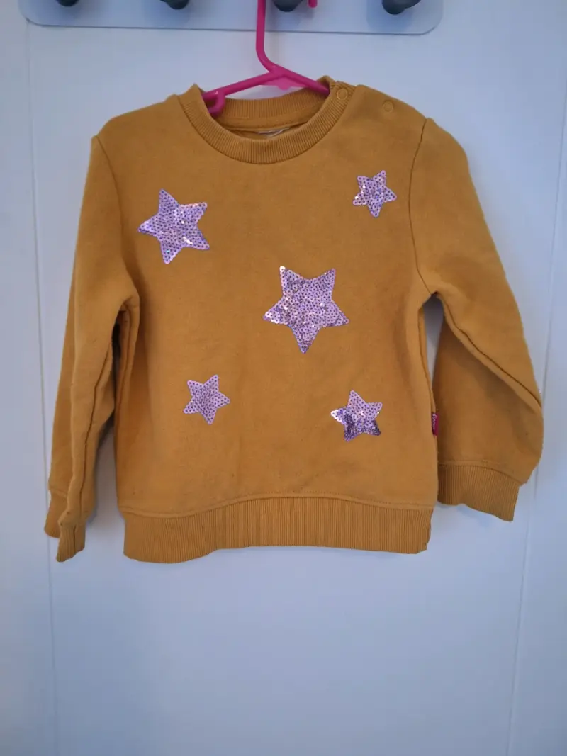 Polerón amarillo con estrellas infantil