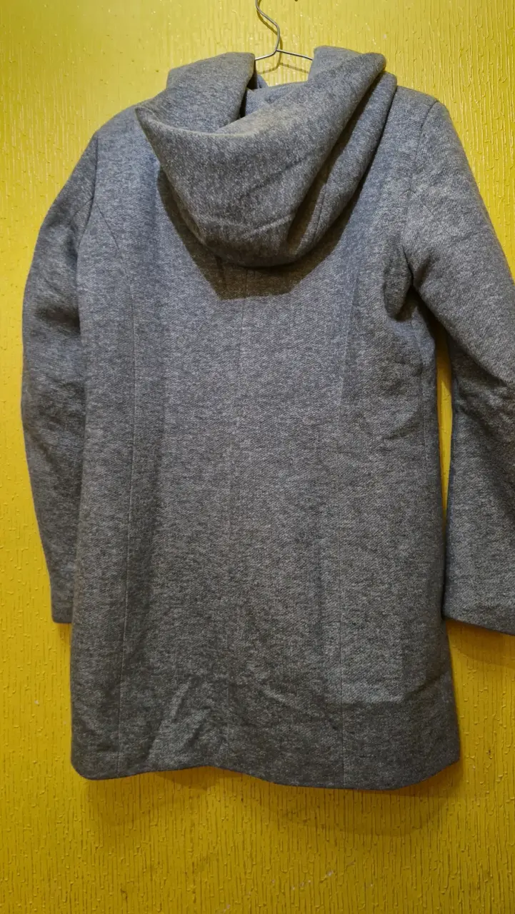 Abrigo gris con capucha - 2