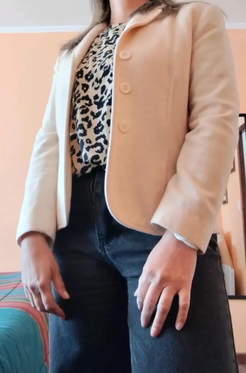 Blazer beige elegante para mujer - 1