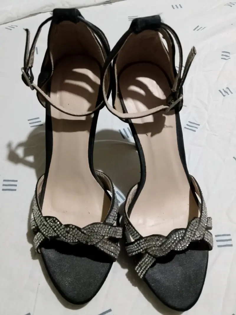 Tacones negros con brillantina - 1