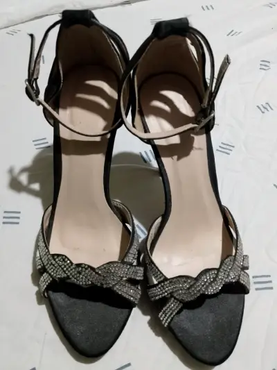 Tacones negros con brillantina - miniatura 1
