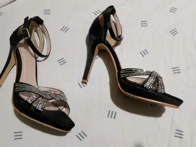 Tacones negros con brillantina - miniatura 4