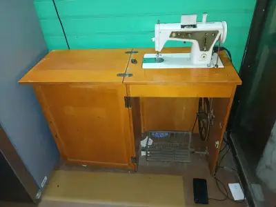 Máquina de coser con mueble singer Multipunto - miniatura 5