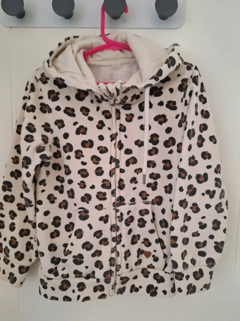 Polerón con capucha estampado animal print