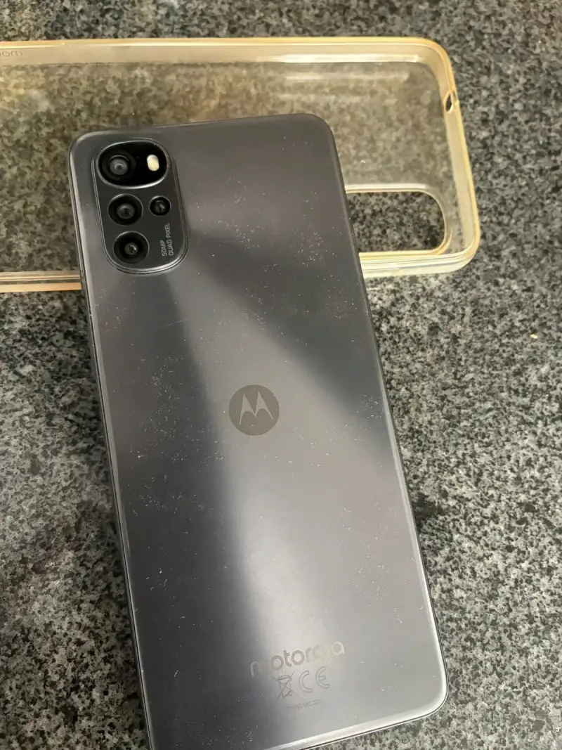 Motorola g22 con funda transparente - 2