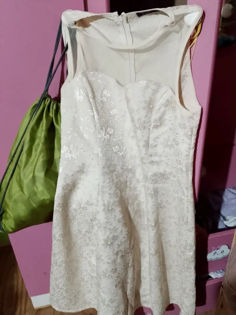 Vestido de encaje blanco elegante