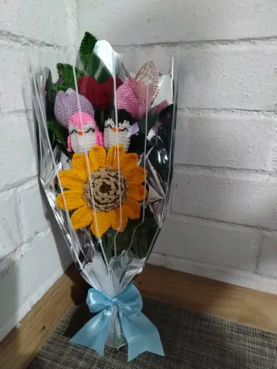 Ramo de flores tejido a crochet - miniatura 1