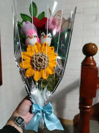 Ramo de flores tejido a crochet - miniatura 4