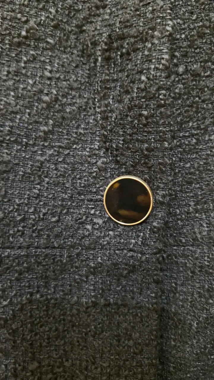 Blazer negro con botones dorados - 2