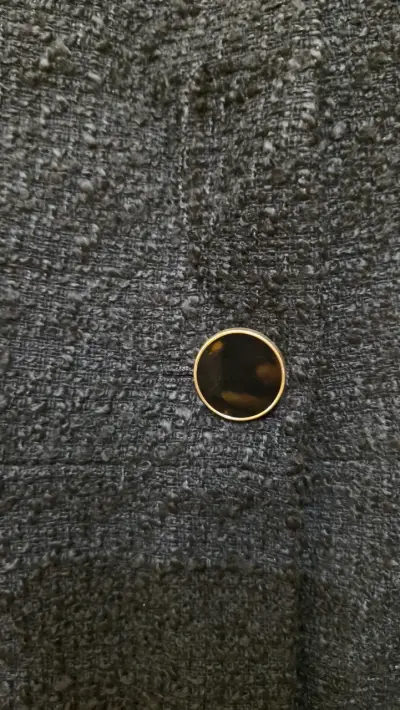 Blazer negro con botones dorados - miniatura 2