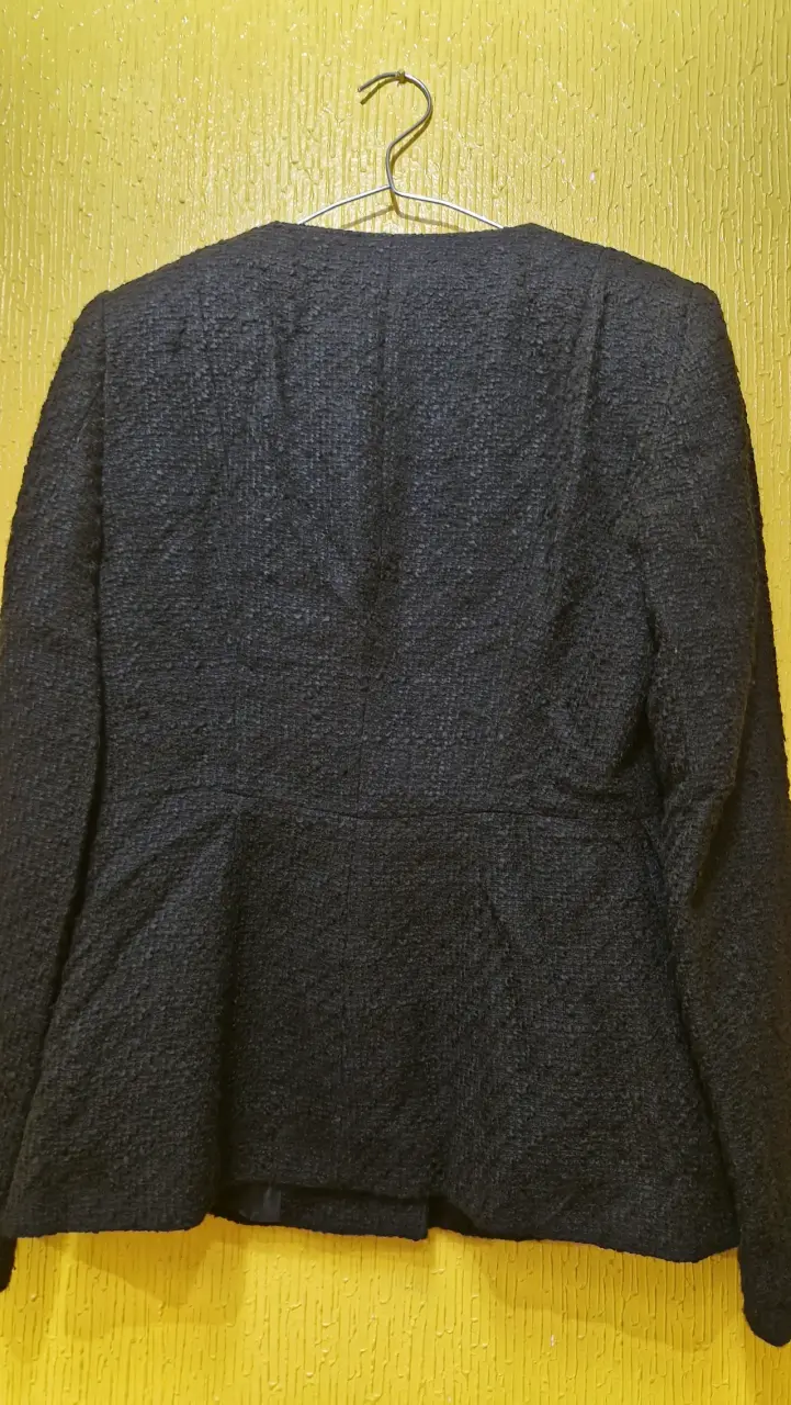Blazer negro con botones dorados - 3