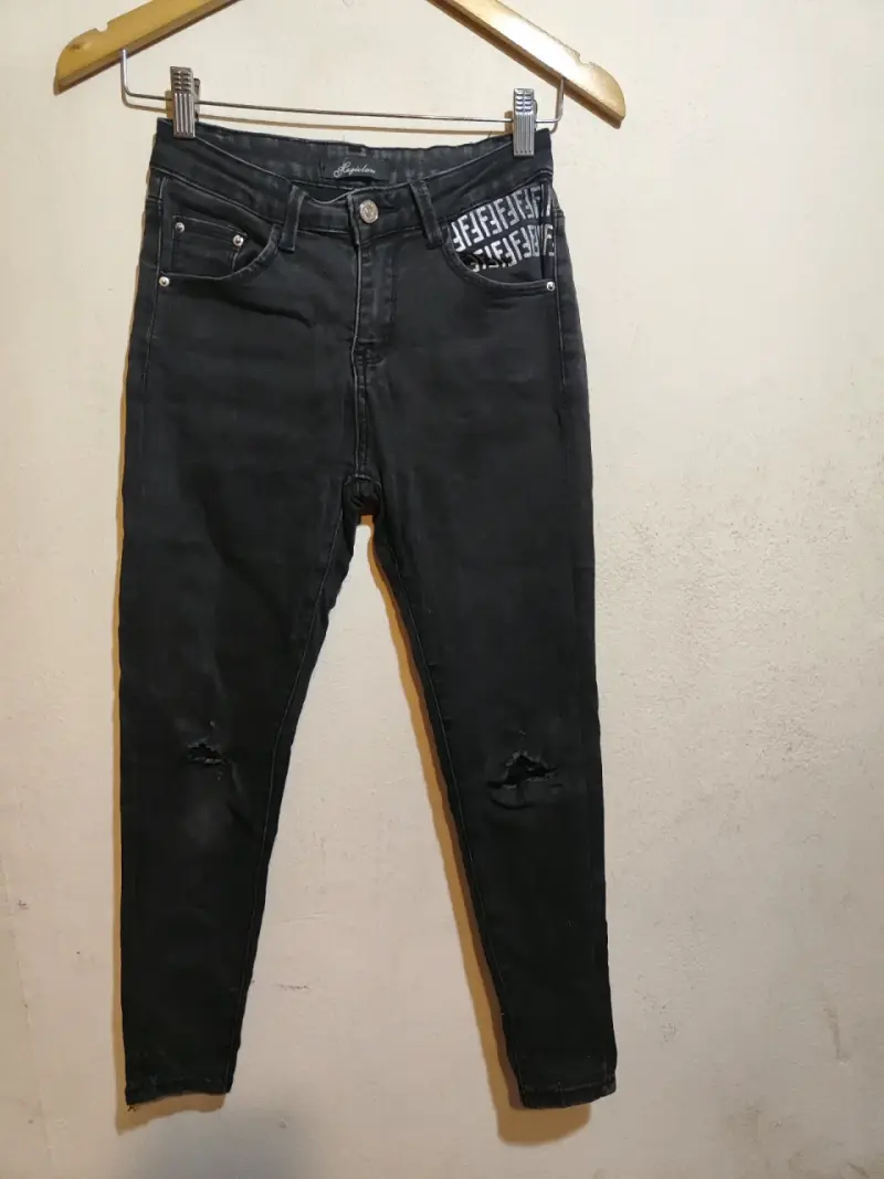 Jeans negros con diseño roto - 1