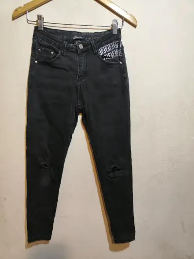 Jeans negros con diseño roto - miniatura 1