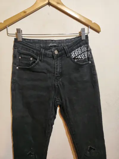 Jeans negros con diseño roto - miniatura 2