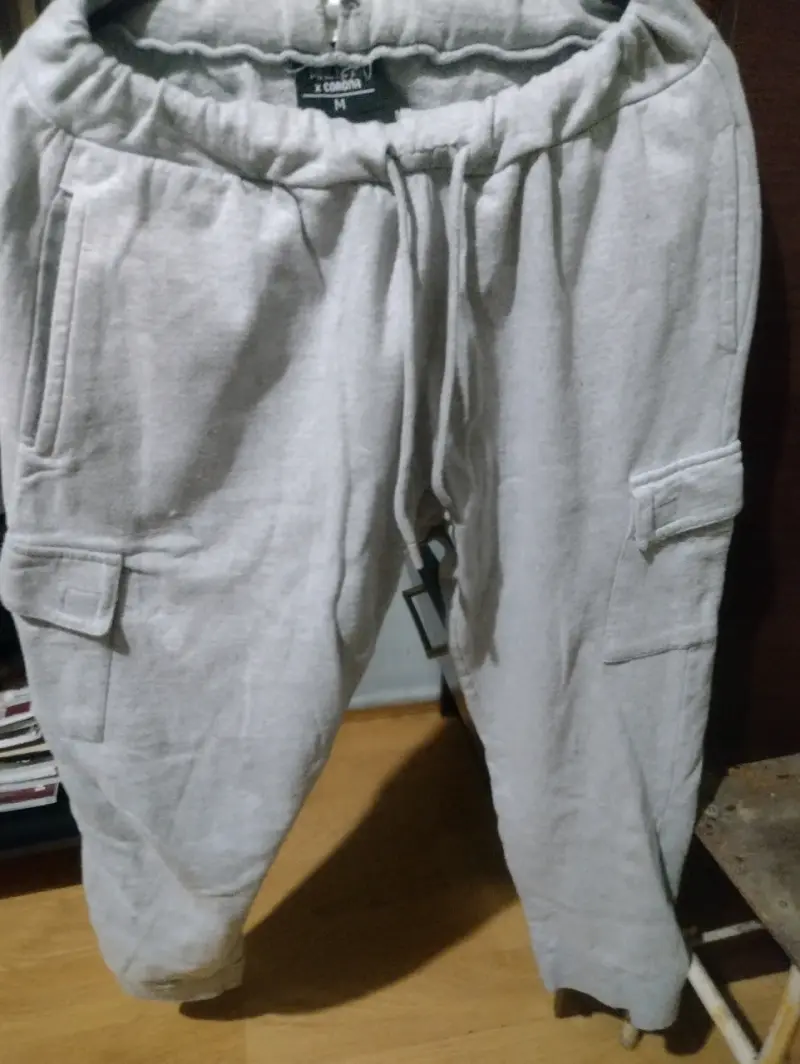 Pantalones deportivos grises - 1