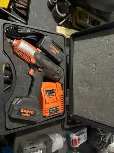 Pistola de impacto inalámbrico Bahco con baterías - miniatura 1