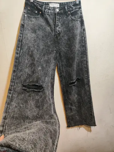 Jeans gris desteñido con roturas - miniatura 1