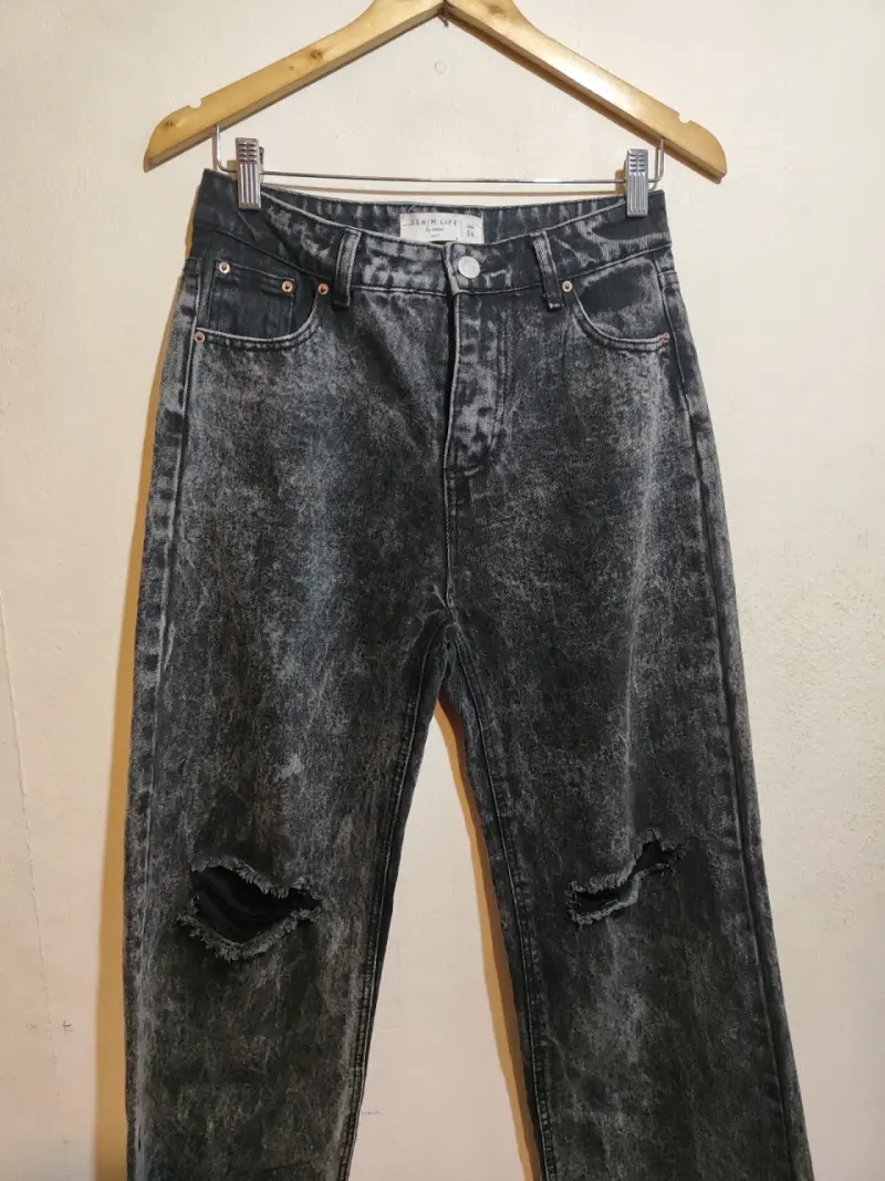 Jeans gris desteñido con roturas - 2
