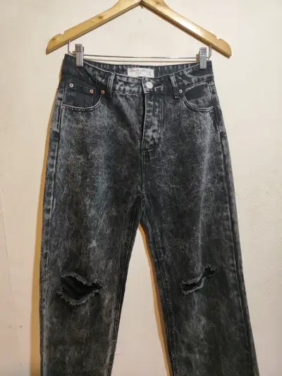 Jeans gris desteñido con roturas - miniatura 2