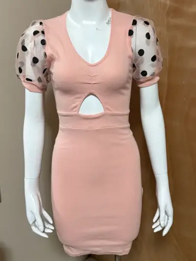 Vestido rosa con mangas de lunares - miniatura 1