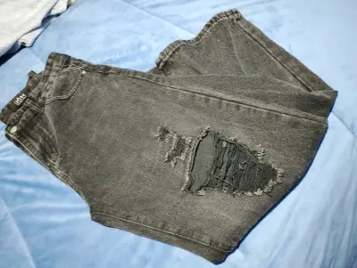 Jeans desgastados negros - miniatura 1